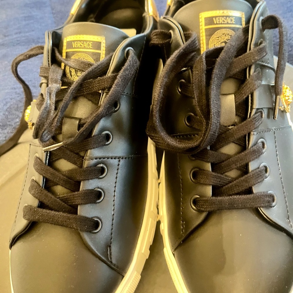 Preowned & authentic Versace Black Men's size 9 US 42 UK Shoes/sneakers.🇮🇹🇮🇹